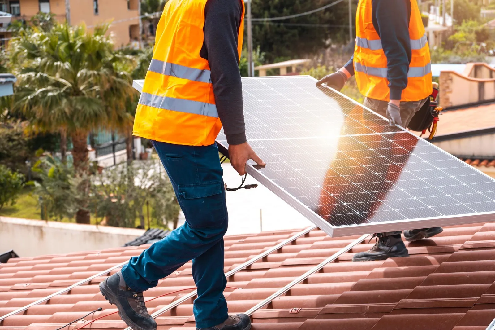 Équipe technique installant des panneaux photovoltaïques
