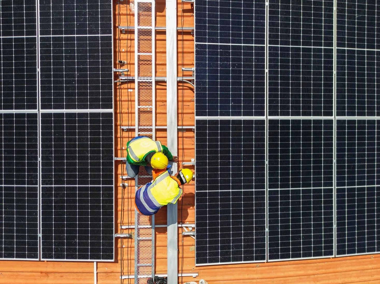 Maison équipée de panneaux solaires photovoltaïques, achat, installation et raccordement
